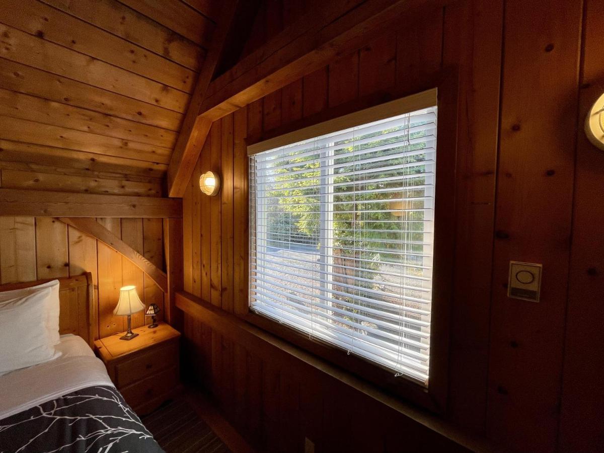 Waterfront Timber Frame Cottage! Ucluelet Eksteriør bilde