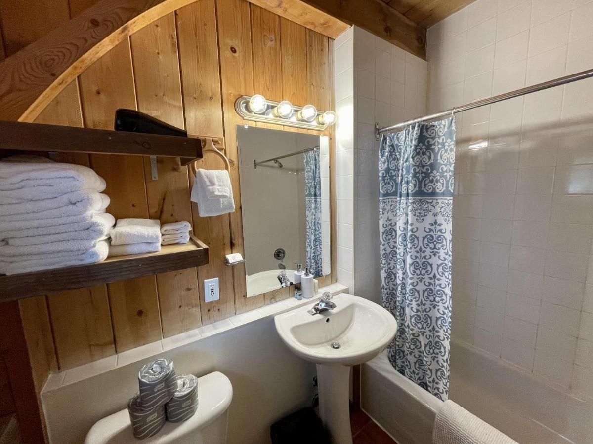 Waterfront Timber Frame Cottage! Ucluelet Eksteriør bilde
