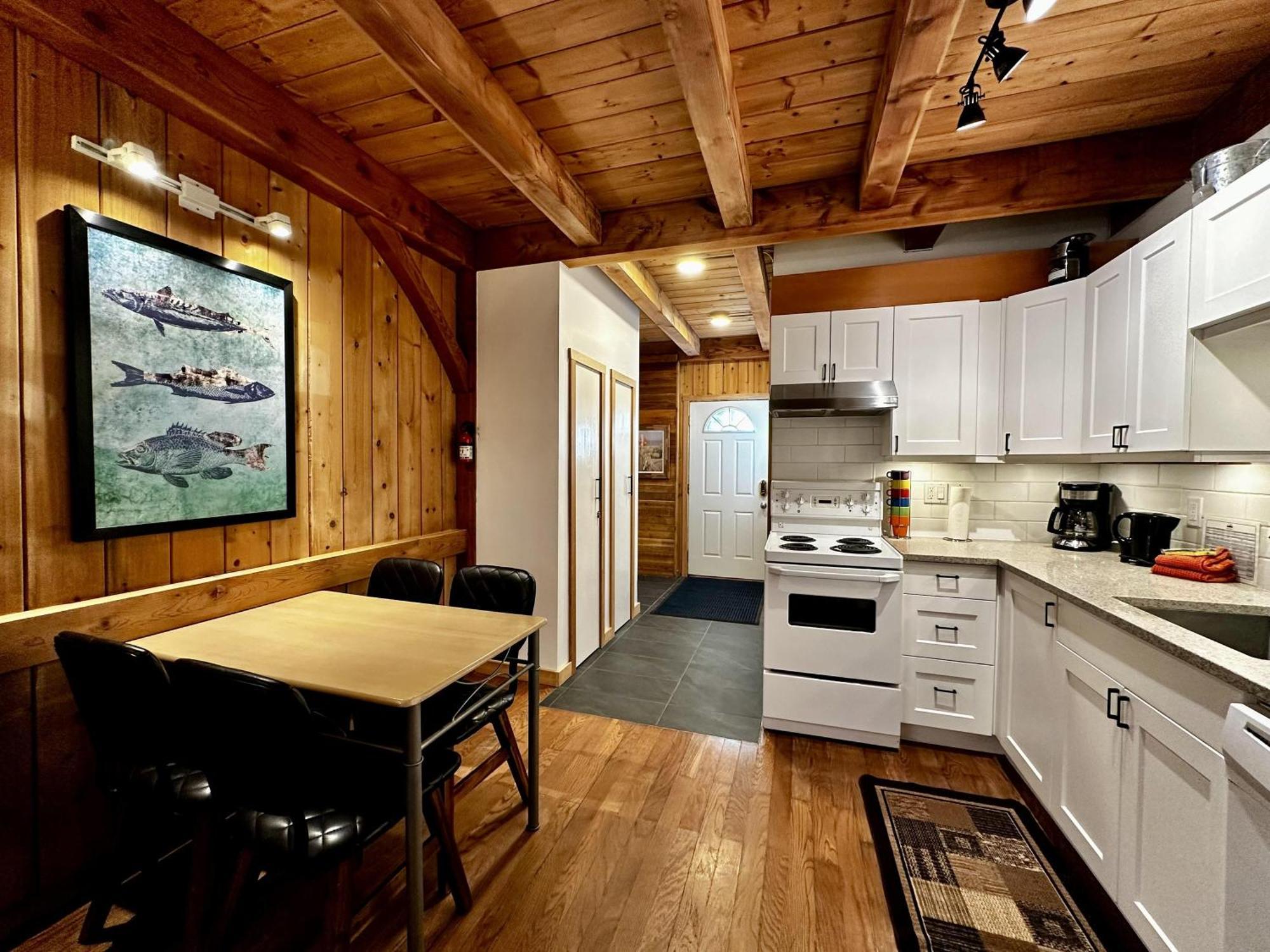 Waterfront Timber Frame Cottage! Ucluelet Eksteriør bilde