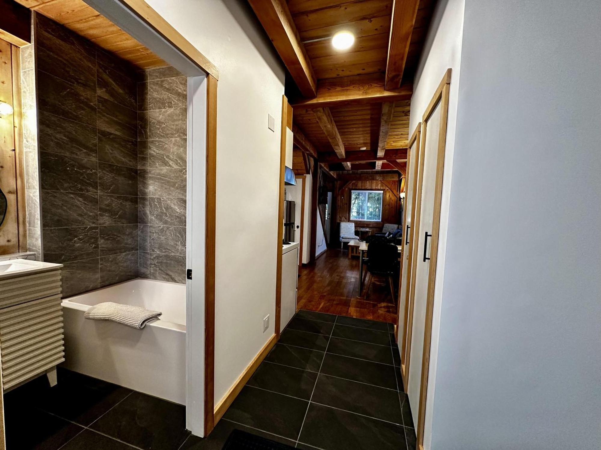 Waterfront Timber Frame Cottage! Ucluelet Eksteriør bilde