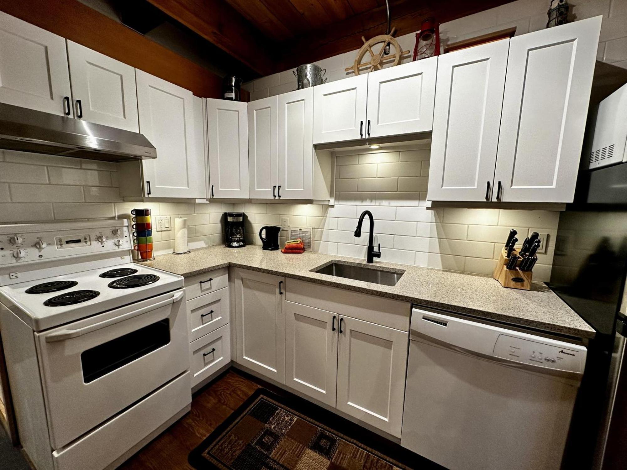 Waterfront Timber Frame Cottage! Ucluelet Eksteriør bilde