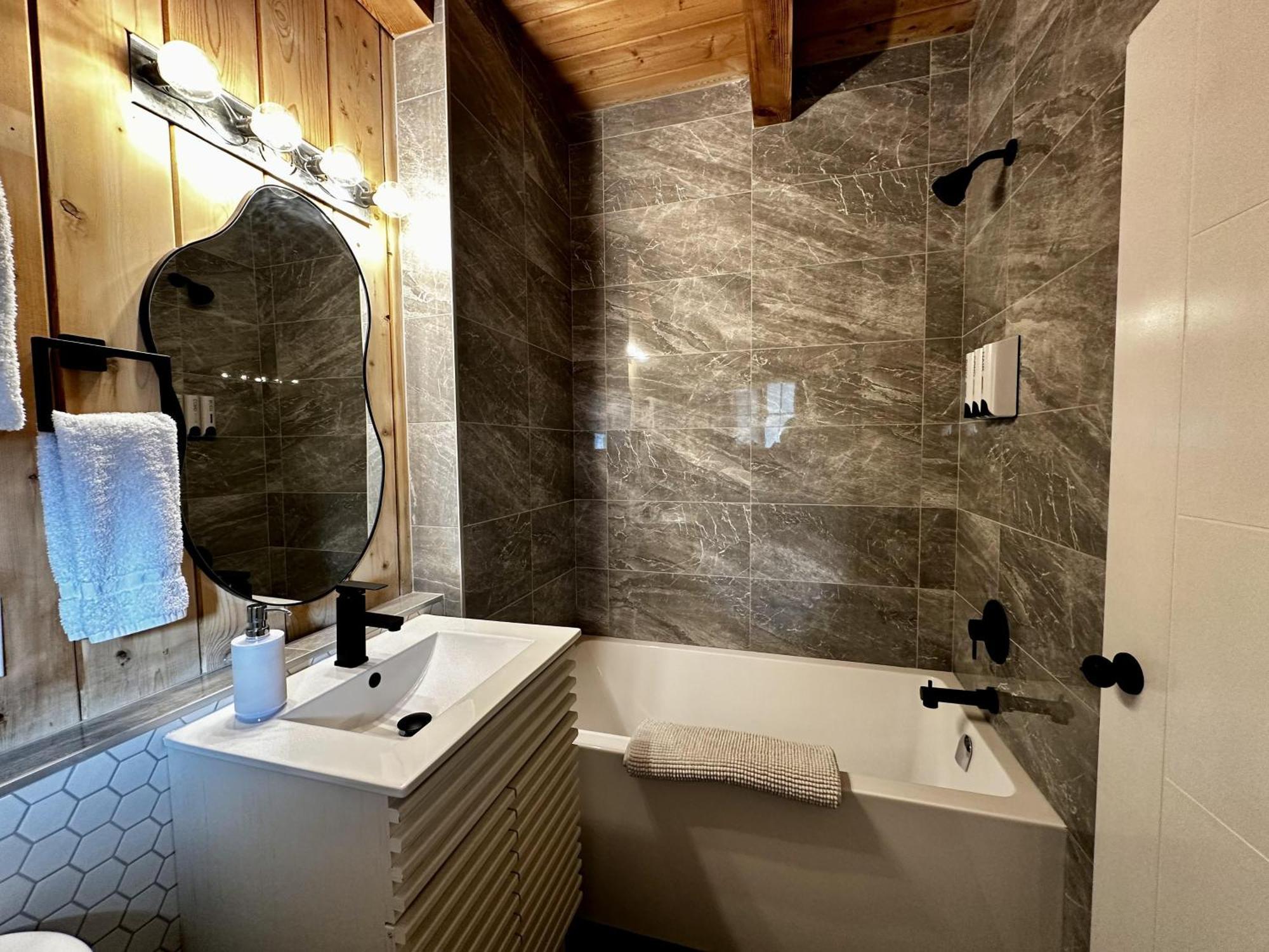 Waterfront Timber Frame Cottage! Ucluelet Eksteriør bilde