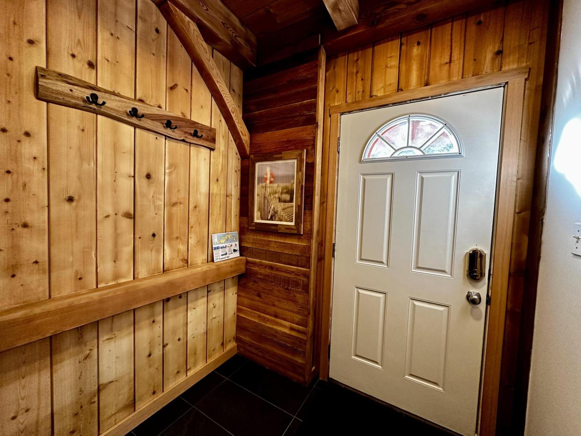 Waterfront Timber Frame Cottage! Ucluelet Eksteriør bilde