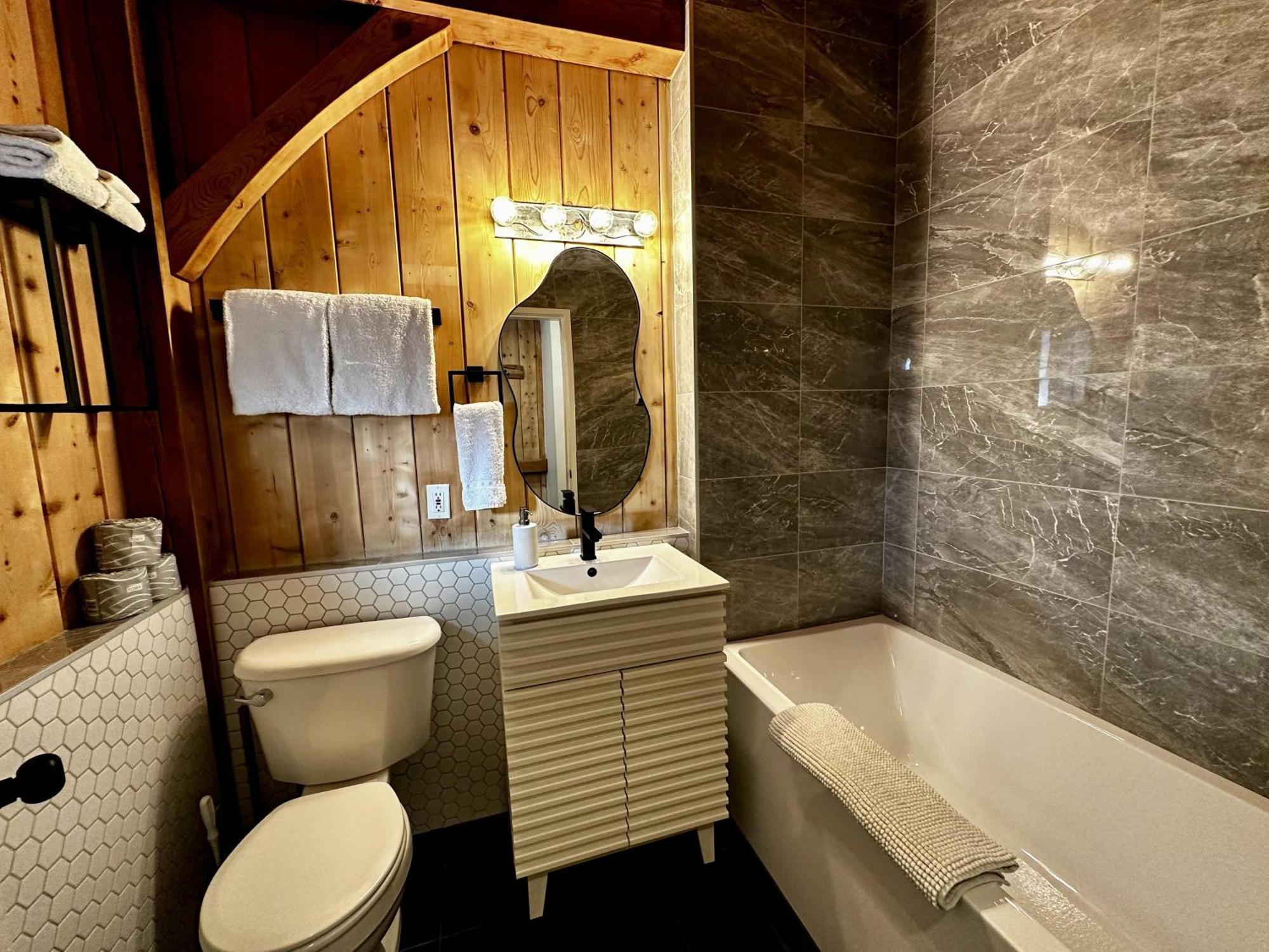 Waterfront Timber Frame Cottage! Ucluelet Eksteriør bilde